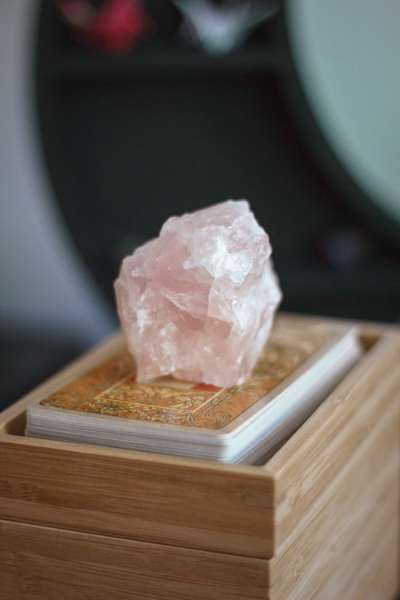 Rose Quartz Crystals: Meaning, Healing, and Application of the Crystals of Love